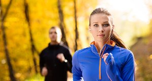 Занятия спортом осенью: как тренироваться и не заболеть