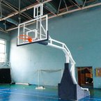 Баскетбольна стійка в спортзалі