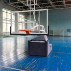 Баскетбольна стійка в спортзалі