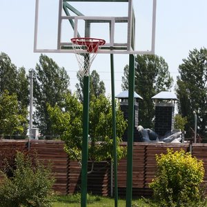 Баскетбольная стойка на трех опорах
