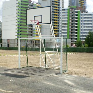 Баскетбольная стойка на четырех опорах