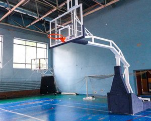 Баскетбольная стойка в спортзале